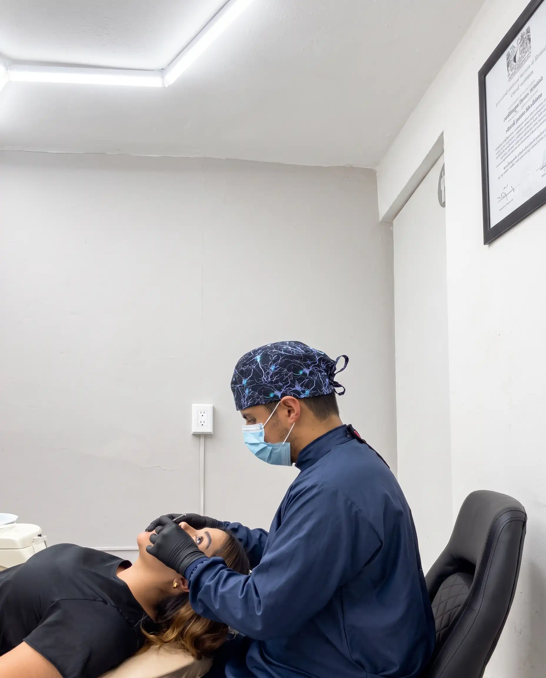 Dr. Diego Vargas trabajando